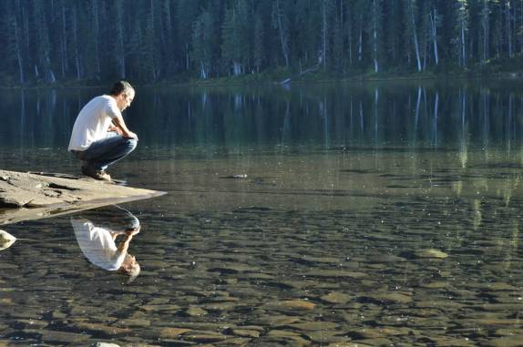Pausa para descanso em um dos muitos lagos do Forbidden Plateau, a parte alta do Strathcona Provincial Park, em Vancouver Island, oeste do Canadá